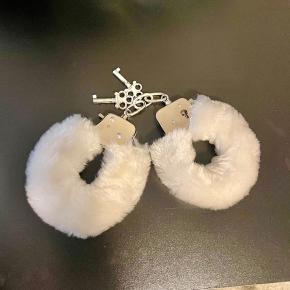 NWOT Soft fuzzy white handcuffs - Costume / Party Accessory - Picture 1 of 2
